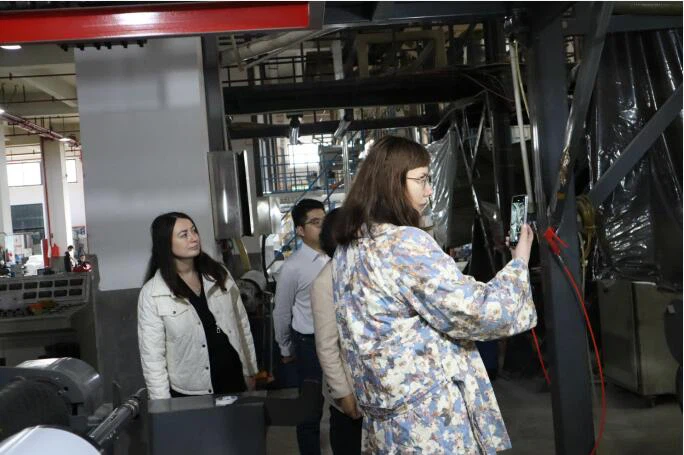 Lead foreign cooperative customers to visit the packaging bag factory Lead foreign cooperative customers to visit the packaging bag factory